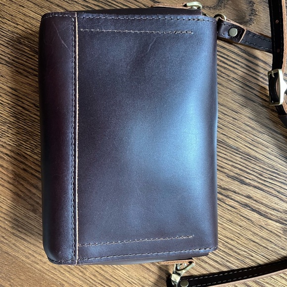 Portland Leather Metro brown leather Medium Crossbody Bag - Picture 6 of 9